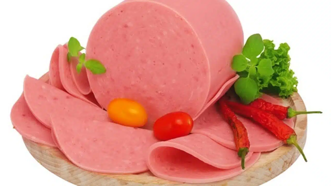 جربي بنفسك طريقة عمل لانشون الفراخ المدخن في المنزل بطعم مميز ينافس الجاهز