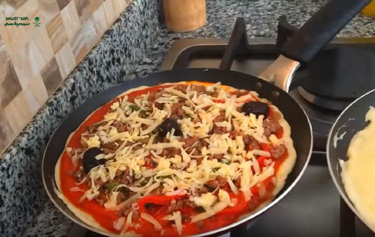 أسهل طريقة عمل بيتزا الطاسة في 10 دقائق بدون فرن.. الطعم خرافي!